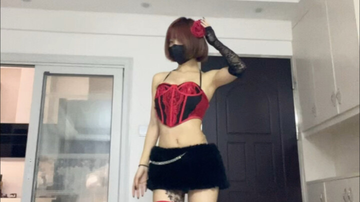 Rekaman Langsung Percobaan Pertama Manusia Mengenakan Gaun Pendek dengan Tali Merah untuk Menjinakka