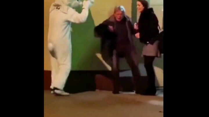 Cười mỗi ngày: Anh chàng chơi khăm người qua đường trên phố, nào ngờ kết quả lại thế này…