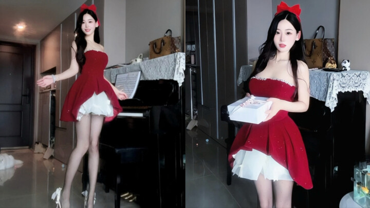 [Christmas Special] Today’s treat: fluffy, fragrant little cakes—those black polka-dot stockings are