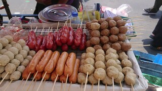 Street Food ลูกชิ้นทอดลูกใหญ่ๆ ไส้กรอกทอด ไก่ทอด ชิ้นใหญ่ๆ แน่นๆ น่ากินมาก 【Fried meatballs】