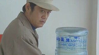 Đàn ông có thói quen cung cấp nước cho các công ty lớn để có thể kiếm được nhiều tiền hơn.
