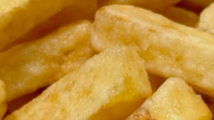 Membuat kentang goreng di rumah, ingin agar kentangnya berwarna keemasan dan renyah, dengan bagian l
