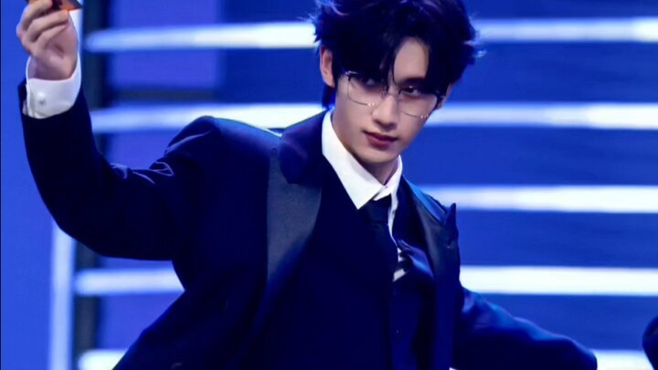 丁程鑫跳发牌摇+扫腿舞+thehills