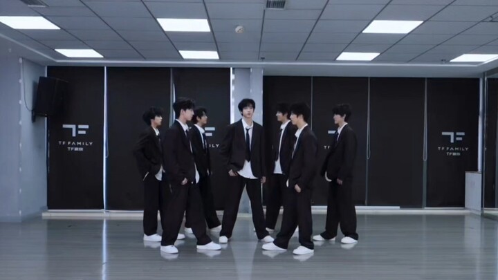 【TF แฟมิลี่รุ่นที่สี่】สูท เต้นประสาน เปลี่ยนตำแหน่งเซ็นเตอร์ วงบอยแบนด์หน้าใหม่มาแล้วในวงการบันเทิงจ