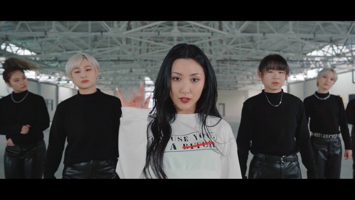 Mimpi yang menjadi kenyataan! MAMAMOO Hwasa versi dance kaus rambut panjang "I'm a light/I'm a B**CH