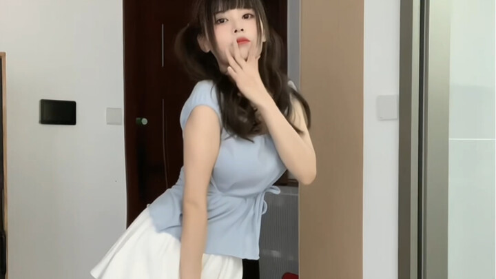 This is the first time that Huoxianmei dances in high heels. She taught herself by watching videos. 