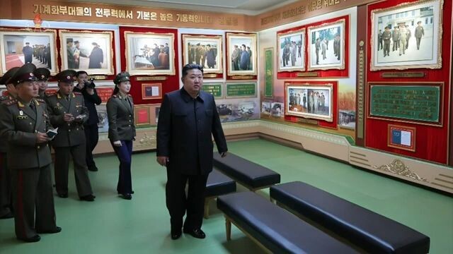 Estimado camarada Kim Jong Un realiza visita de felicitação a uma unidade combinada