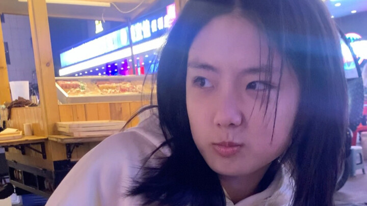 My girlfriend looks so cute when she can’t twist off the bottle cap～