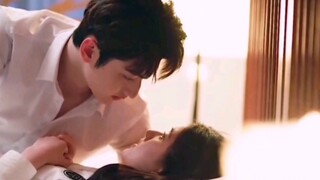 Chú chó nhỏ nghịch ngợm quá gợi cảm khiến thiếu nữ thích thú.