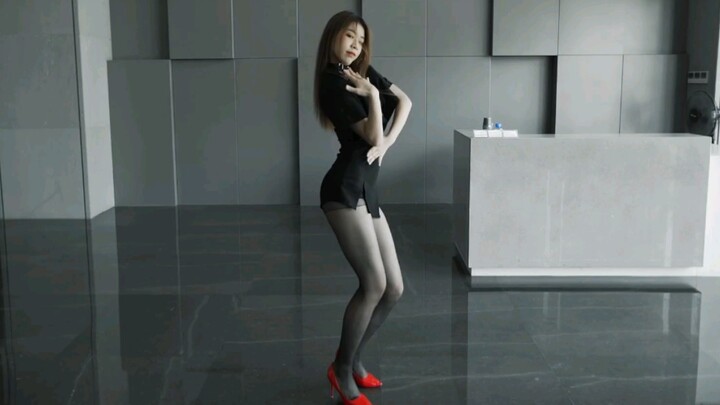 Ziyi น้องสาวล้ำค่าพลิกถุงน่องสีดำ (รองเท้าส้นเข็มสีแดง)