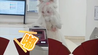 سمعت أنكم تريدون رؤيتي أجعل من نفسي أضحوكة...