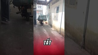 Xưởng sản xuất dép Nguyễn Như Anh chở 2 bao hàng khổng lồ đi giao.