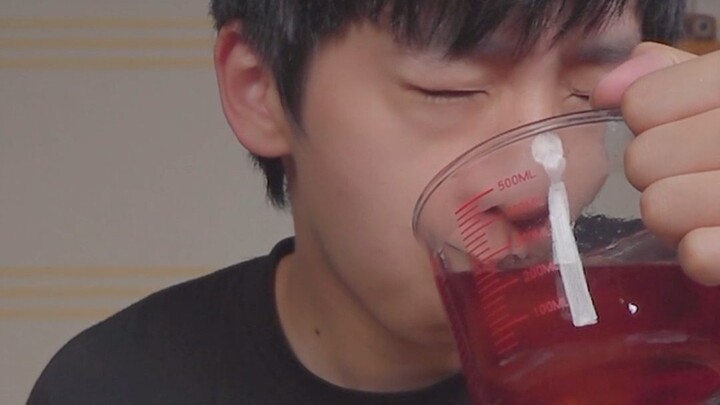 Minuman asam plum dari toko obat tradisional Tiongkok yang lagi hits belakangan ini, si cowok ganten