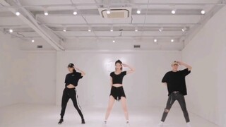 Hu Dandan meng-cover lagu BLACKPINK-Kill This Love. Aku suka banget bentuk tubuh dan kakinya yang je