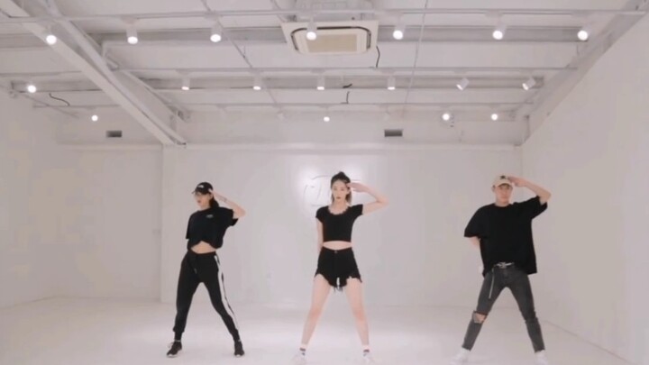 Hu Dandan covers BLACKPINK-kill this love. I really love her figure and long legs.