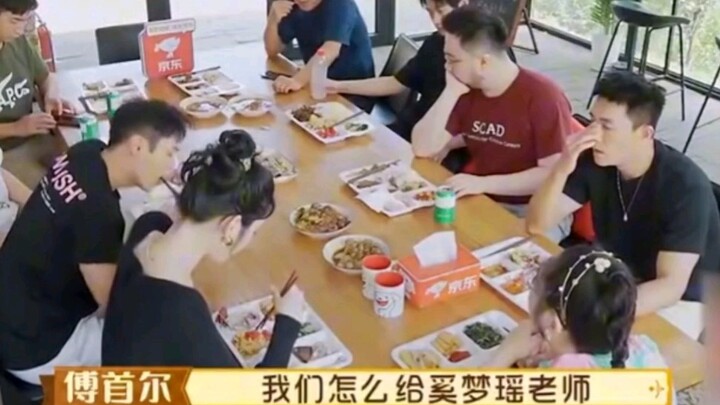 Xi Mengyao teased He Youjun, saying he can’t do anything except open the fridge and that she’s going