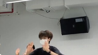 Một điều không thể thiếu để đổ mồ hôi và đốt cháy chất béo: điệu nhảy cơ bản số không từ Compendium 