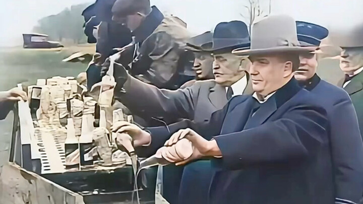 1920年美国实施禁酒令的真实影像，大批酒水被倒入下水道