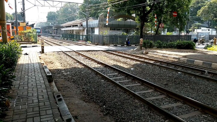 KRL commuter Line di stasiun duren kalibata di iringi dengan lagu darkside Alan Walker