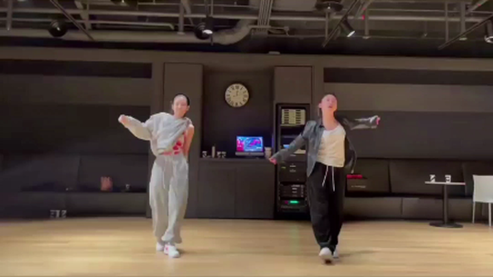 210905 JENNIE ins update: It's Nini's dance choreography practice room. Picture one: We couldn't upl