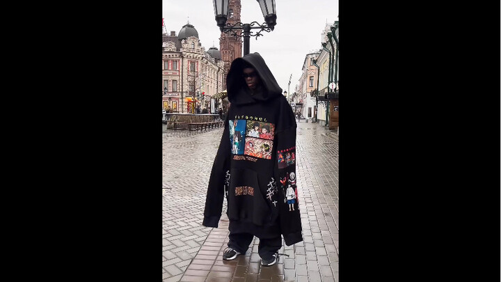 This seriously cool oversized-style outfit totally blew the Russians away!