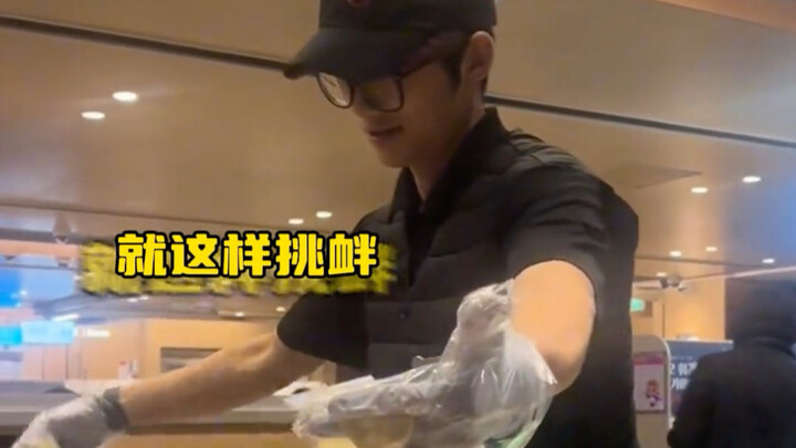 Xiao Han di Haidilao: Sekilas ‘menggoda’ mi, sebenarnya ‘menggoda’ turis asing