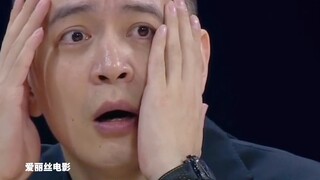 رجل في سيتشوان يسبح دون ارتداء سروال السباحة، بل ويقوم بحركات غير لائقة في الماء