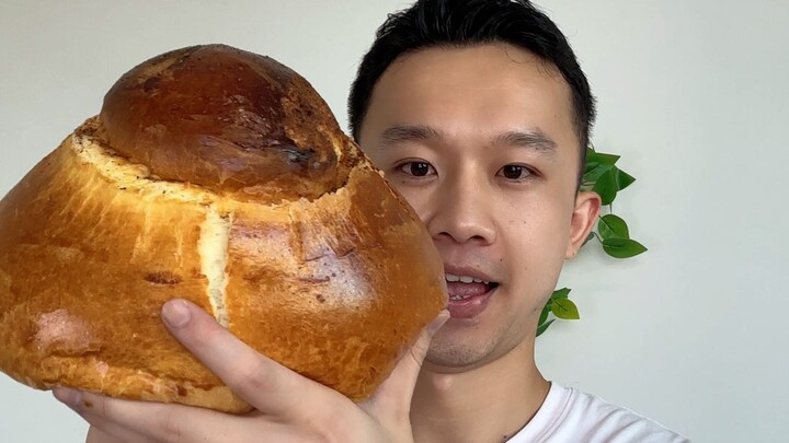 Stir the flour slowly; haste spoils the bread. Let’s give it a little shake!