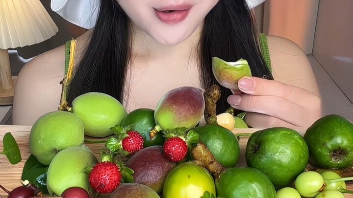Uji coba buah hutan, bisa makan itu berkah—selama tidak beracun, saya pasti makan