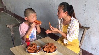 ลูกชายที่ชนบทอยากกินสเต็กไก่ทอด แม่จึงทำทีละ 15 ชิ้น ลูกชายถือไก่ทอดไว้ในมือแล้วกิน อร่อยจริงๆ