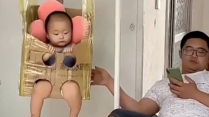 คุณพ่อดูแลลูกๆ ของตนในหลากหลายวิธี และปู่ย่าตายายก็มาพร้อมมีดแล้ว!