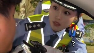 Mengapa kamu begitu cantik, polisi wanita?