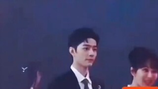 อันที่จริง พี่ Zhan เล่าให้หลายคนฟังใน Weibo Night นะ~เธอคือสมองของฉัน~คุณจะเห็นเองว่าเขาบอกทุกคนทีล