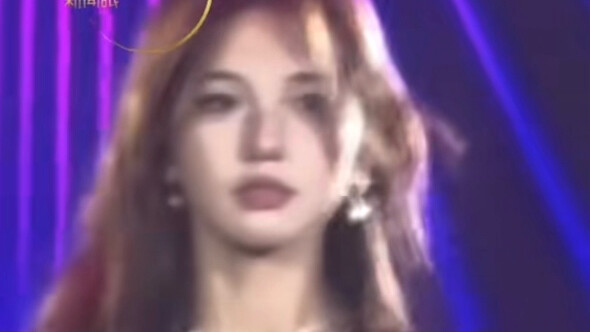 นักศึกษาสาวเดินแบบ