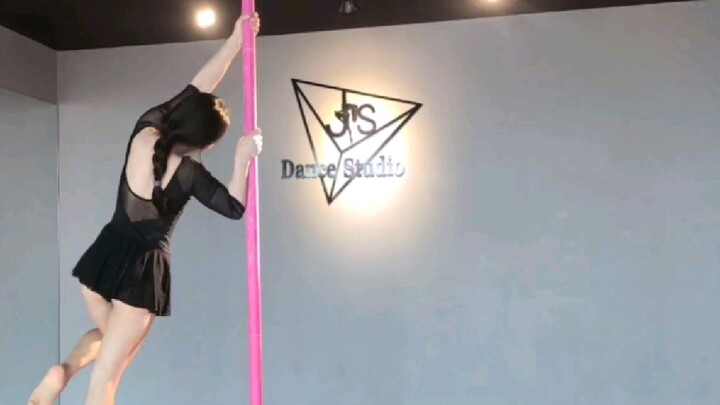 Pole skills spinning in circles~