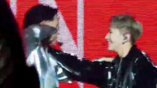 对视超不过两秒就会笑