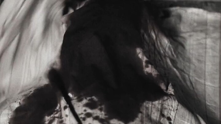 البكاء بابتسامة، والعيش في رحاب الموت.