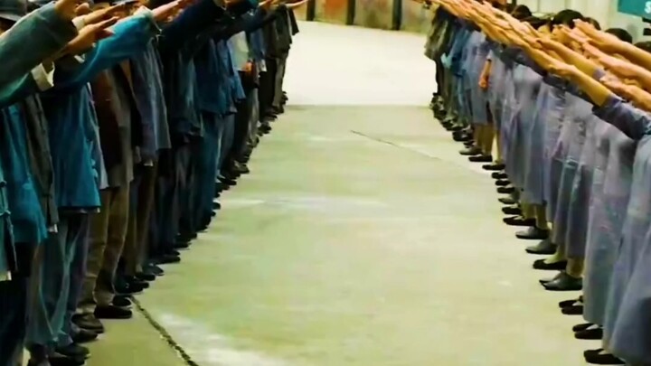 Chinese people bow to Germans.