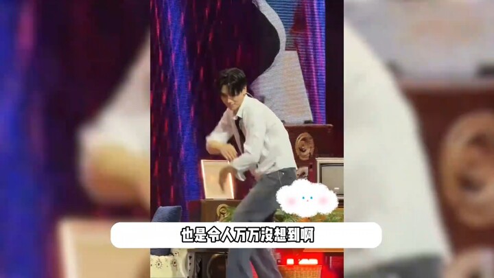 “Phía dưới hơi to nhỉ, fan nào cũng thèm thuồng hết rồi” – Nam diễn viên 28 tuổi bị rách đũng quần n