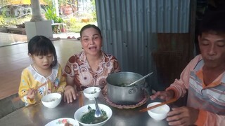 Ra đồng bắt cua về nấu canh rau tập tàng  đậm chất vùng quê