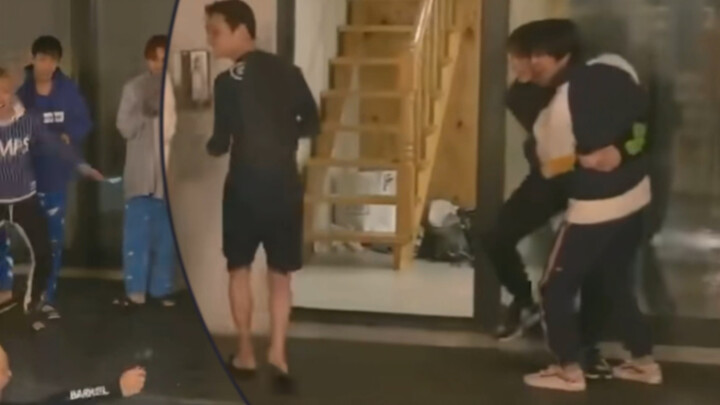 【Xiao Ba | Jun Ni】Line Tiongkok: Jangan datang ke sini, kami benar-benar takut!