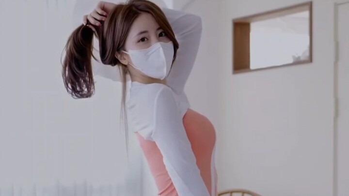 การลองสวมชุดเดรสสายเดี่ยวสีชมพูของพี่สาวโรส