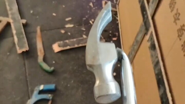 المطرقة: هذه الغلاف صلب جدًا، لقد أصابني الإحباط الشديد!