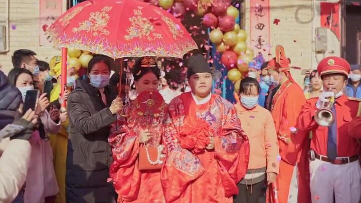 ثلاثة وسطاء وستة طلبات زواج، ثماني عربات فاخرة، عشرة أميال من الزينة الحمراء، تاج العروس وعباءة العر