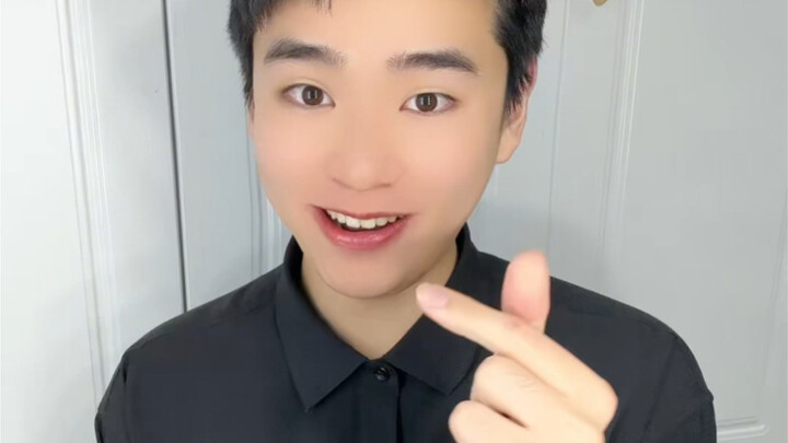 Deaf vlogger imitates Li Yuling