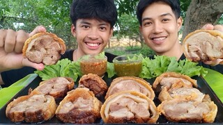 หมูกรอบชาชู นอกกรอบนุ่มใน กินกับนํ้าจิ้มสองสูตรได้ใจสุดๆ.