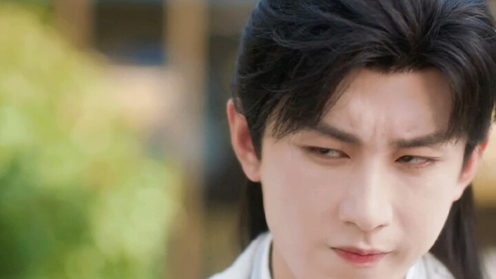 เขาสามารถเมินเฉยต่อคนทั้งโลก แต่เขาก็แค่ดึงมุมปากเล็กน้อยเท่านั้น