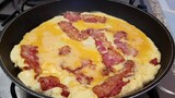 ไข่เจียวเบคอนกรอบๆ  Omelettes with bacon