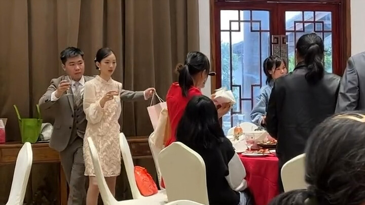 Mempelai wanita sungguh anggun dan cantik! Dari masa SMP hingga gaun pengantin. Semua ini adalah hal