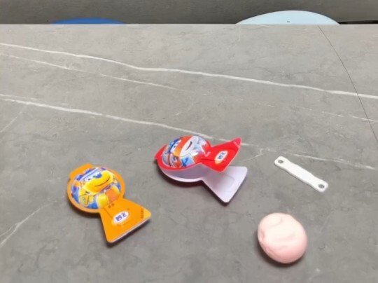 Di rumah si kecil tinggal satu stik keju saja. Kira-kira, kepada siapa ya dia akan memberikan stik k
